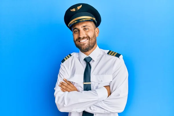 Hezký Muž Plnovousem Uniformě Pilota Letadla Veselý Obličej Usmívající Zkříženýma — Stock fotografie