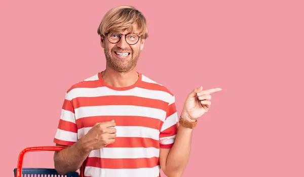 Bell Uomo Caucasico Con Barba Che Tiene Cesto Della Spesa — Foto Stock