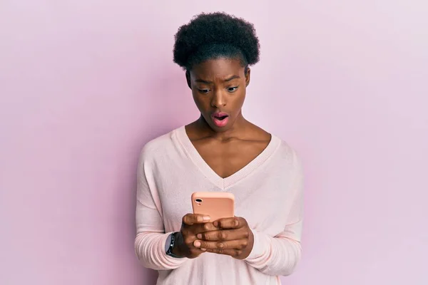 Jong Afrikaans Amerikaans Meisje Met Behulp Van Smartphone Shock Gezicht — Stockfoto