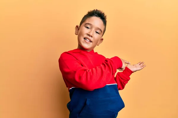 Liten Pojke Latinamerikansk Unge Bär Casual Sweatshirt Förvånad Och Ler — Stockfoto
