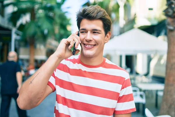 Junger Kaukasier Lächelt Fröhlich Auf Dem Smartphone Der Stadt — Stockfoto