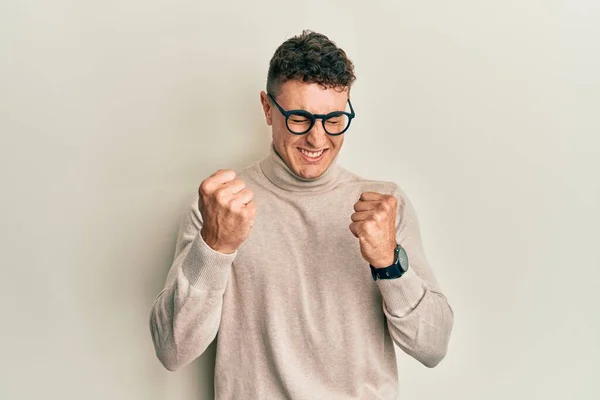 Hispanic Young Man Wearing Casual Turtleneck Sweater Celebrating Surprised Amazed — Fotografia de Stock