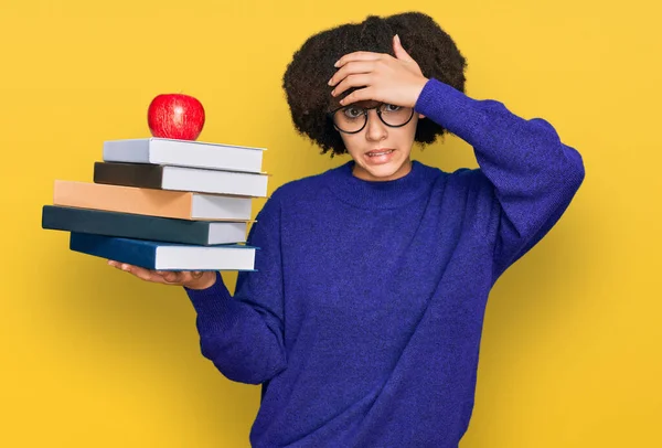 Jovem Hispânica Usando Óculos Segurando Livros Maçã Vermelha Estressada Frustrada — Fotografia de Stock