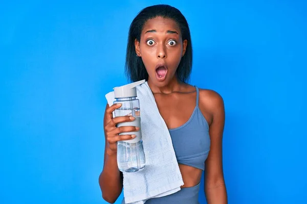 Jovem Afro Americana Vestindo Sportswear Bebendo Garrafa Água Assustada Espantada — Fotografia de Stock