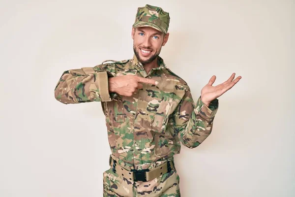 Joven Hombre Caucásico Vistiendo Camuflaje Ejército Uniforme Sorprendido Sonriendo Cámara — Foto de Stock