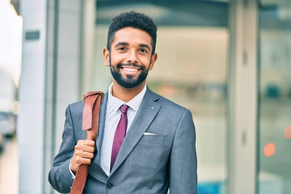 Jovem Empresário Afro Americano Sorrindo Feliz Cidade — Fotografia de Stock