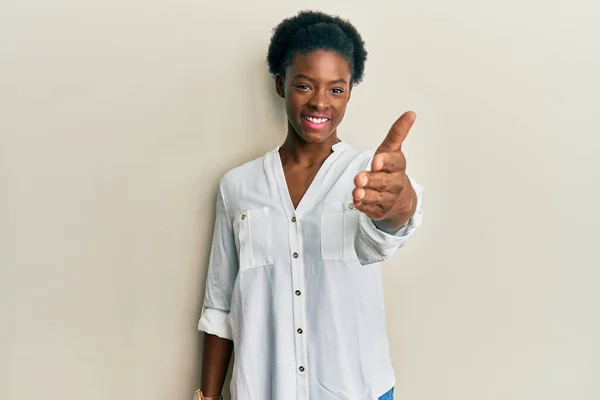 Genç Afro Amerikan Kızı Günlük Giysiler Içinde Gülümseyerek Dostça Sıkışarak — Stok fotoğraf