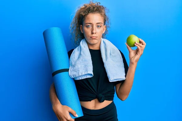 Güzel Beyaz Kız Elinde Yoga Minderi Yeşil Elma Tutuyordu Depresyondaydı — Stok fotoğraf