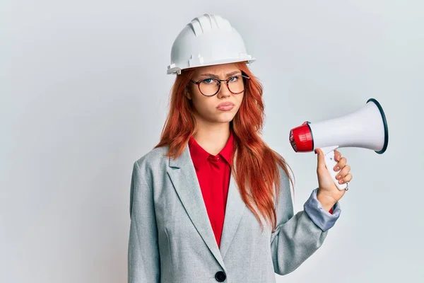 Genç Kızıl Saçlı Kadın Mimar Şapkası Takıyor Megafon Kuşkucu Gergin — Stok fotoğraf
