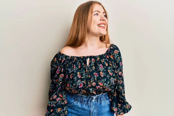 Young Beautiful Redhead Woman Wearing Casual Floral Clothes Looking Side — ストック写真