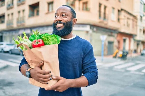 Hombre Afroamericano Con Barba Sosteniendo Bolsa Papel Supermercado —  Fotos de Stock