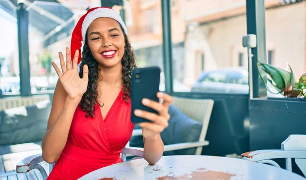 Jovem Afro Americana Vestindo Chapéu Natal Fazendo Videochamada Usando Smartphone — Fotografia de Stock