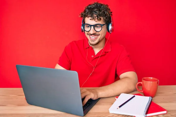 Jeune Homme Caucasien Aux Cheveux Bouclés Travaillant Bureau Buvant Une — Photo