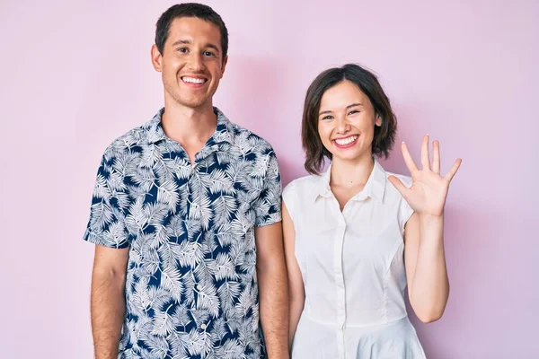 Mooi Paar Het Dragen Van Casual Kleding Tonen Wijzen Met — Stockfoto