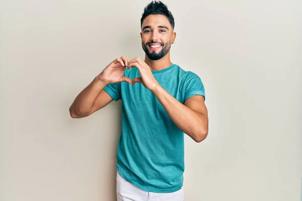 Jeune Homme Avec Barbe Portant Des Vêtements Décontractés Souriant Amour — Photo