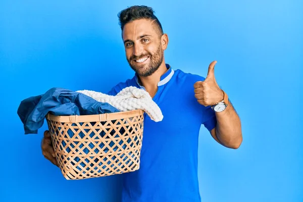 Bonito Homem Com Barba Segurando Cesta Roupa Sorrindo Feliz Positivo — Fotografia de Stock