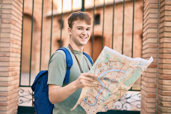 若いです白人観光客男笑顔幸せな保持地図に市内 — ストック写真