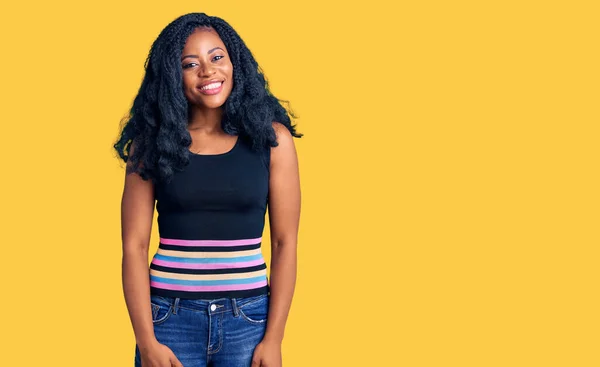 Красивая Африканская Американка Повседневной Одежде Выглядит Позитивно Счастливо Стоя Улыбаясь — стоковое фото