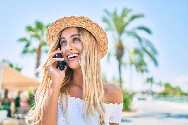 Junges Blondes Touristenmädchen Lächelt Glücklich Auf Dem Smartphone Der Stadt — Stockfoto