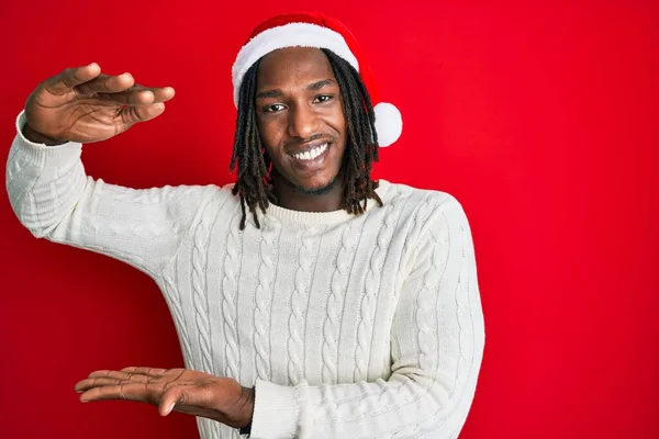 Hombre Afroamericano Con Trenzas Con Sombrero Navidad Haciendo Gestos Con — Foto de Stock