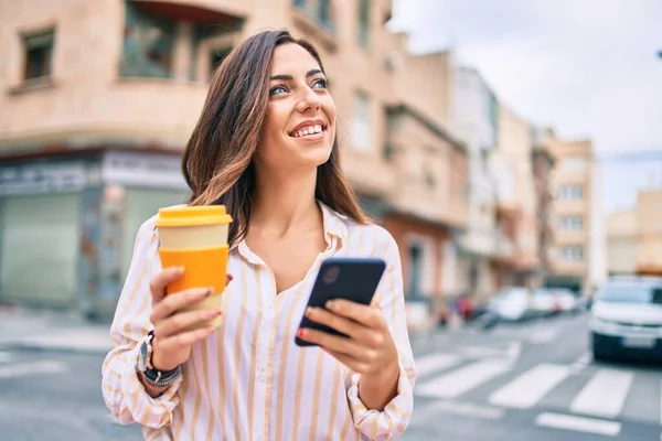 Jovem Hispânica Sorrindo Feliz Usando Smartphone Beber Tirar Café Cidade — Fotografia de Stock