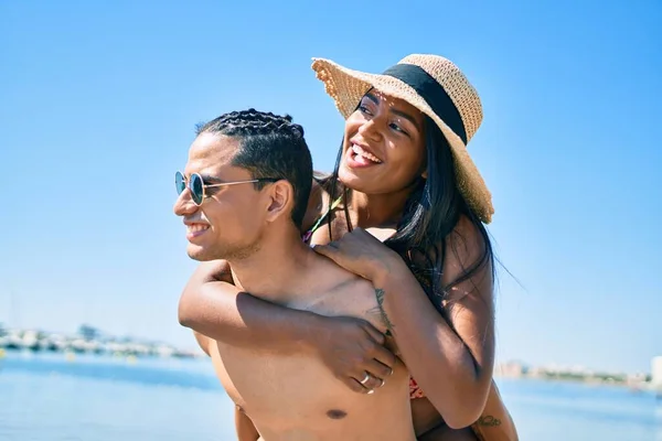 Jovem Casal Latino Vestindo Roupa Banho Sorrindo Feliz Andando Praia — Fotografia de Stock