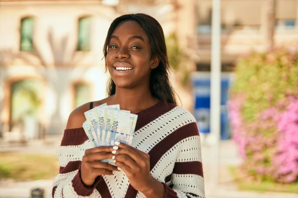 Jonge Afrikaanse Amerikaanse Vrouw Glimlachen Gelukkig Houden Zuid Afrika Rands — Stockfoto