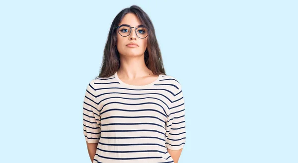 Morena Adolescente Con Ropa Casual Gafas Relajadas Con Expresión Seria — Foto de Stock