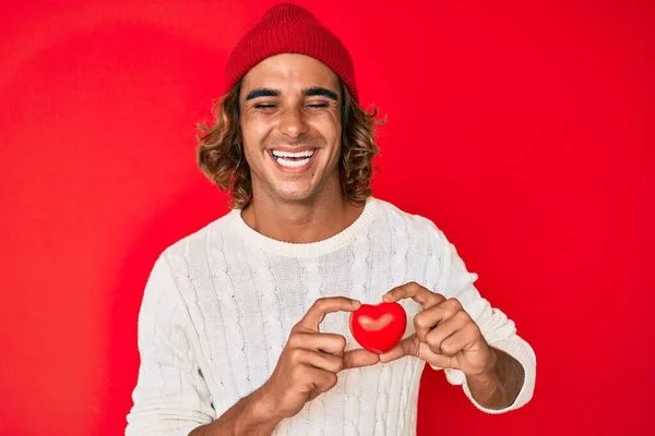 Ung Latinamerikansk Man Håller Hjärtat Leende Och Skrattar Högt Eftersom — Stockfoto