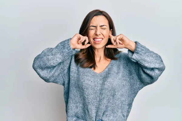 Junge Brünette Frau Lässigem Winterpulli Die Die Ohren Mit Den — Stockfoto