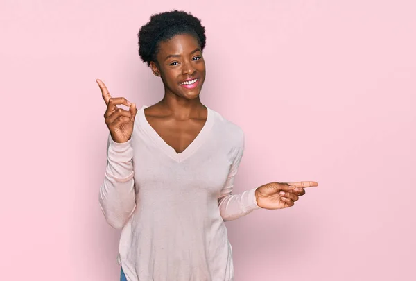 Niña Afroamericana Joven Con Ropa Casual Sonriendo Confiado Señalando Con — Foto de Stock