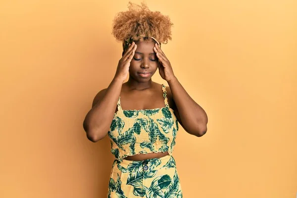 ストレスが原因で頭の痛みのために頭の上に手で夏のドレスを着てアフロ髪を持つ若いアフリカの女性 片頭痛 — ストック写真