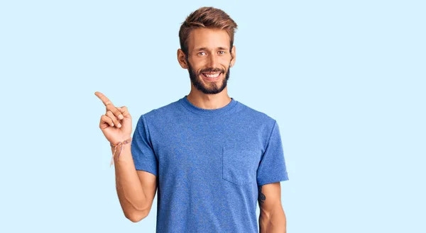 Bonito Loiro Com Barba Vestindo Roupas Casuais Sorrindo Feliz Apontando — Fotografia de Stock