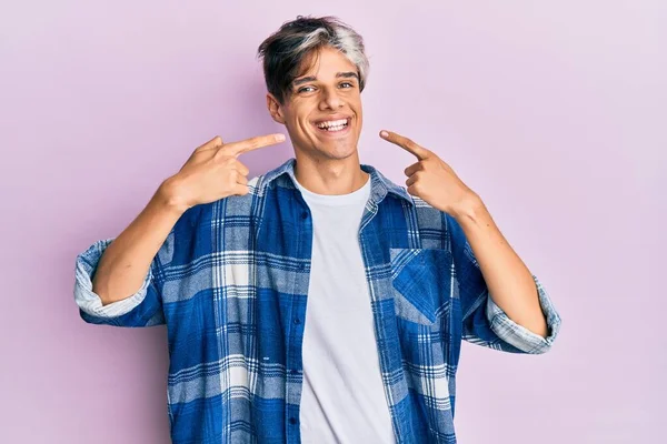 Jonge Latijns Amerikaanse Man Casual Kleding Glimlachend Vrolijk Tonen Wijzen — Stockfoto