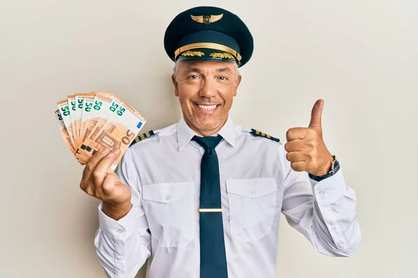 Hezký Muž Středního Věku Uniformě Pilota Letadla Drží Euro Úsměvem — Stock fotografie