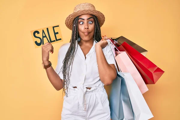 Junge Afrikanisch Amerikanische Frau Mit Zöpfen Die Einkaufstaschen Und Verkaufsbanner — Stockfoto