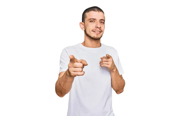 Hispanic Ung Man Bär Casual Vit Skjorta Pekar Finger Till — Stockfoto