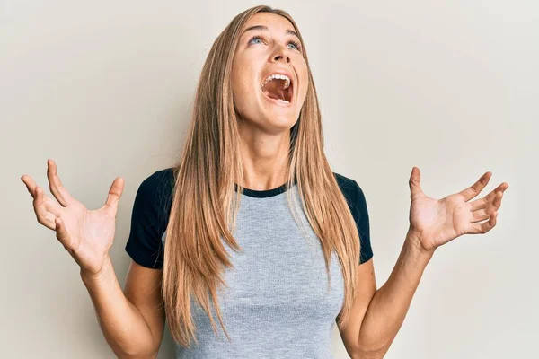 Mulher Loira Jovem Vestindo Roupas Casuais Loucos Loucos Gritando Gritando — Fotografia de Stock