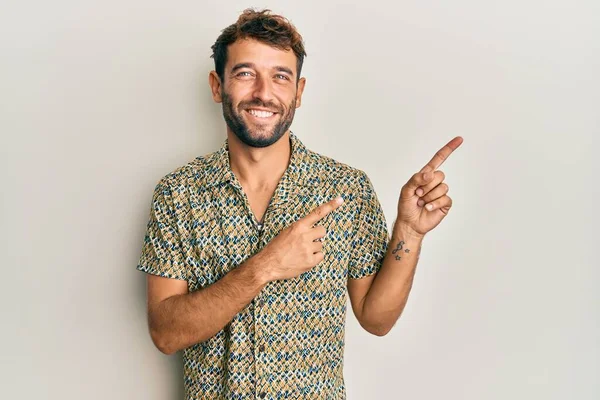 Knappe Man Met Baard Casual Fashion Shirt Glimlachend Kijkend Naar — Stockfoto