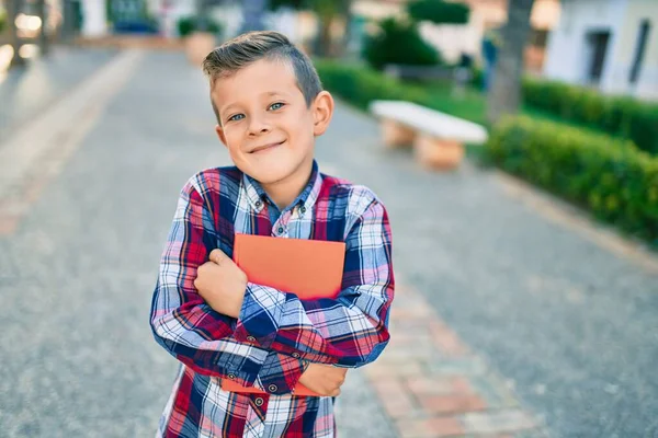 Adorable Estudiante Caucásico Sonriendo Feliz Sosteniendo Libro Pie Ciudad —  Fotos de Stock