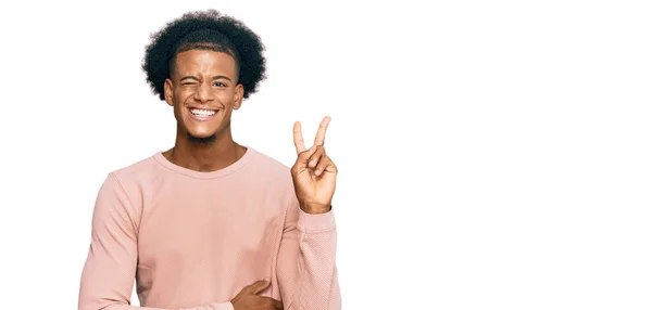 Hombre Afroamericano Con Pelo Afro Vistiendo Ropa Casual Sonriendo Con —  Fotos de Stock