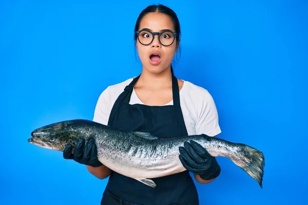 Jovem Bonito Asiático Menina Fishmonger Venda Fresco Cru Salmão Medo — Fotografia de Stock