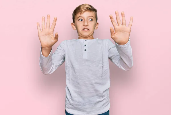 Little Caucasian Boy Kid Wearing Casual Clothes Afraid Terrified Fear — Stockfoto