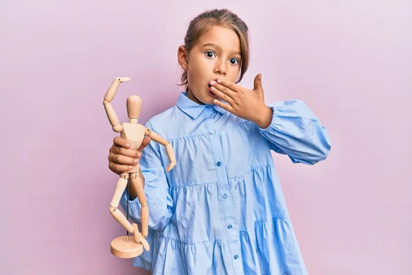 Маленькая Красивая Девочка Маленьким Деревянным Маникюром Закрывающим Рот Рукой Шокирована — стоковое фото