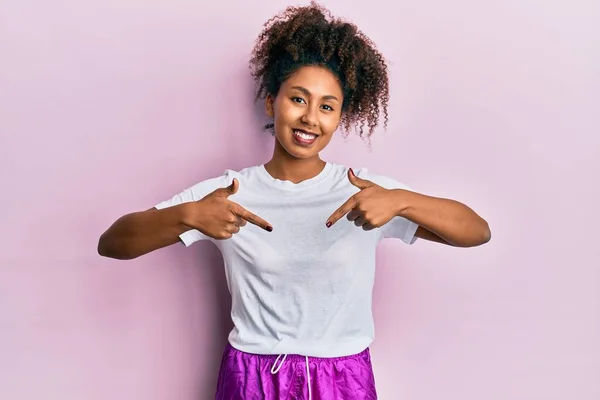 Afro Saçlı Spor Giyimli Kendine Güvenen Yüzünde Gülümsemeyle Gururlu Mutlu — Stok fotoğraf