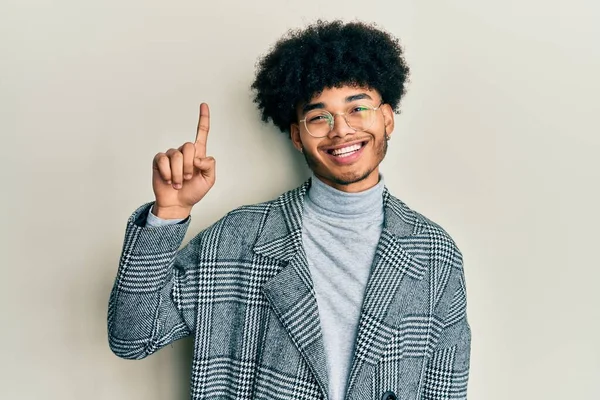 Junger Afrikanisch Amerikanischer Mann Mit Afro Haaren Der Lässig Gekleidete — Stockfoto