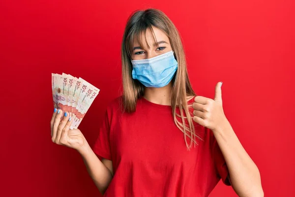 Adolescente Caucasiana Usando Máscara Médica Segurando Pesos Colombianos Notas Sorrindo — Fotografia de Stock