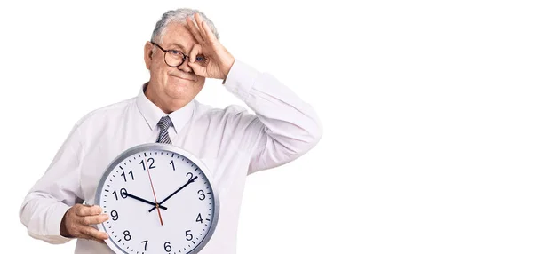 Senior Hombre Pelo Gris Con Ropa Negocios Celebración Reloj Sonriendo —  Fotos de Stock