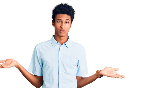 若いアフリカ系アメリカ人の男性は カジュアルな服を身に着けていないと腕を開いて混乱 概念がない — ストック写真