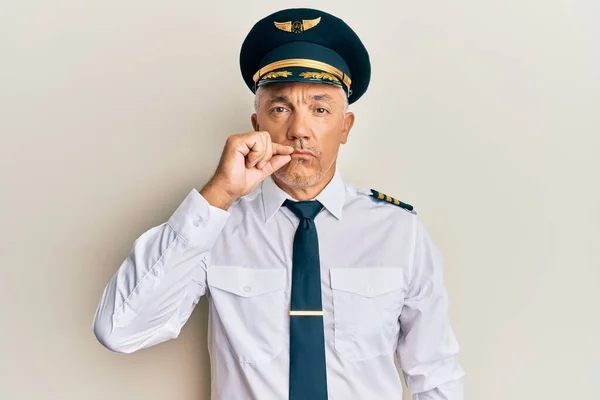 Stilig Medelålders Mogen Man Bär Flygplan Pilot Uniform Mun Och — Stockfoto